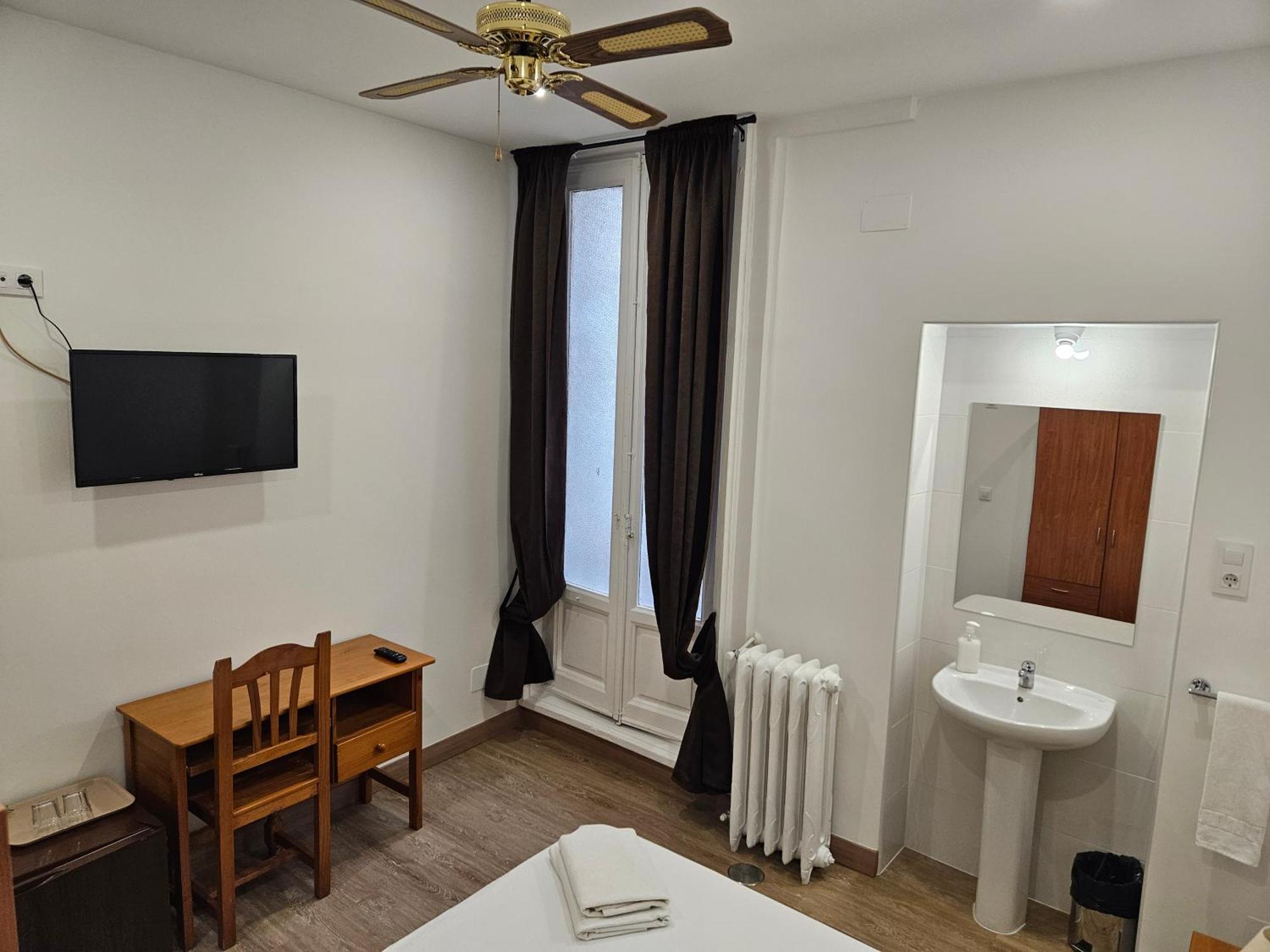 Hostal Miralva Madrid Extérieur photo