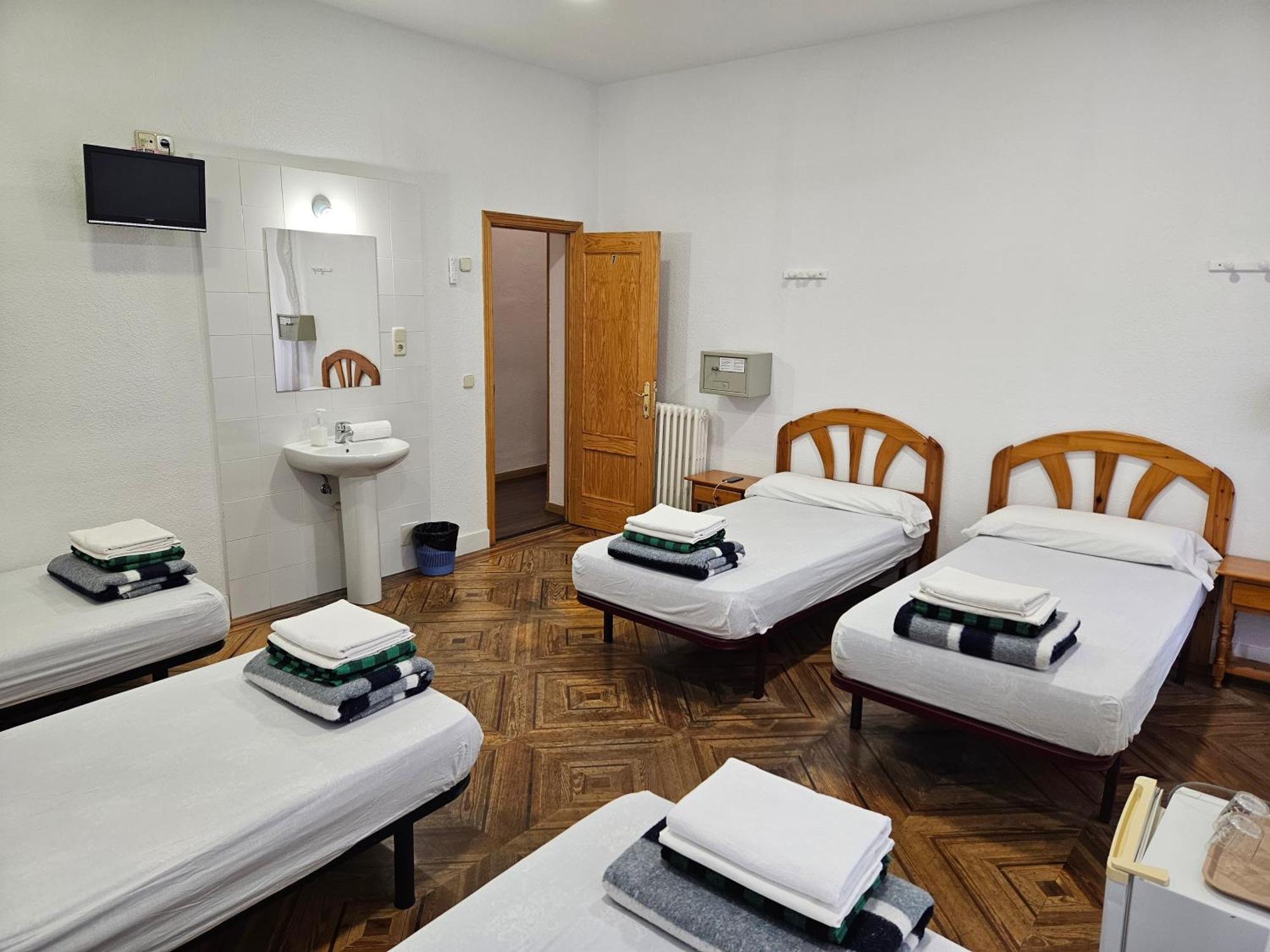 Hostal Miralva Madrid Extérieur photo