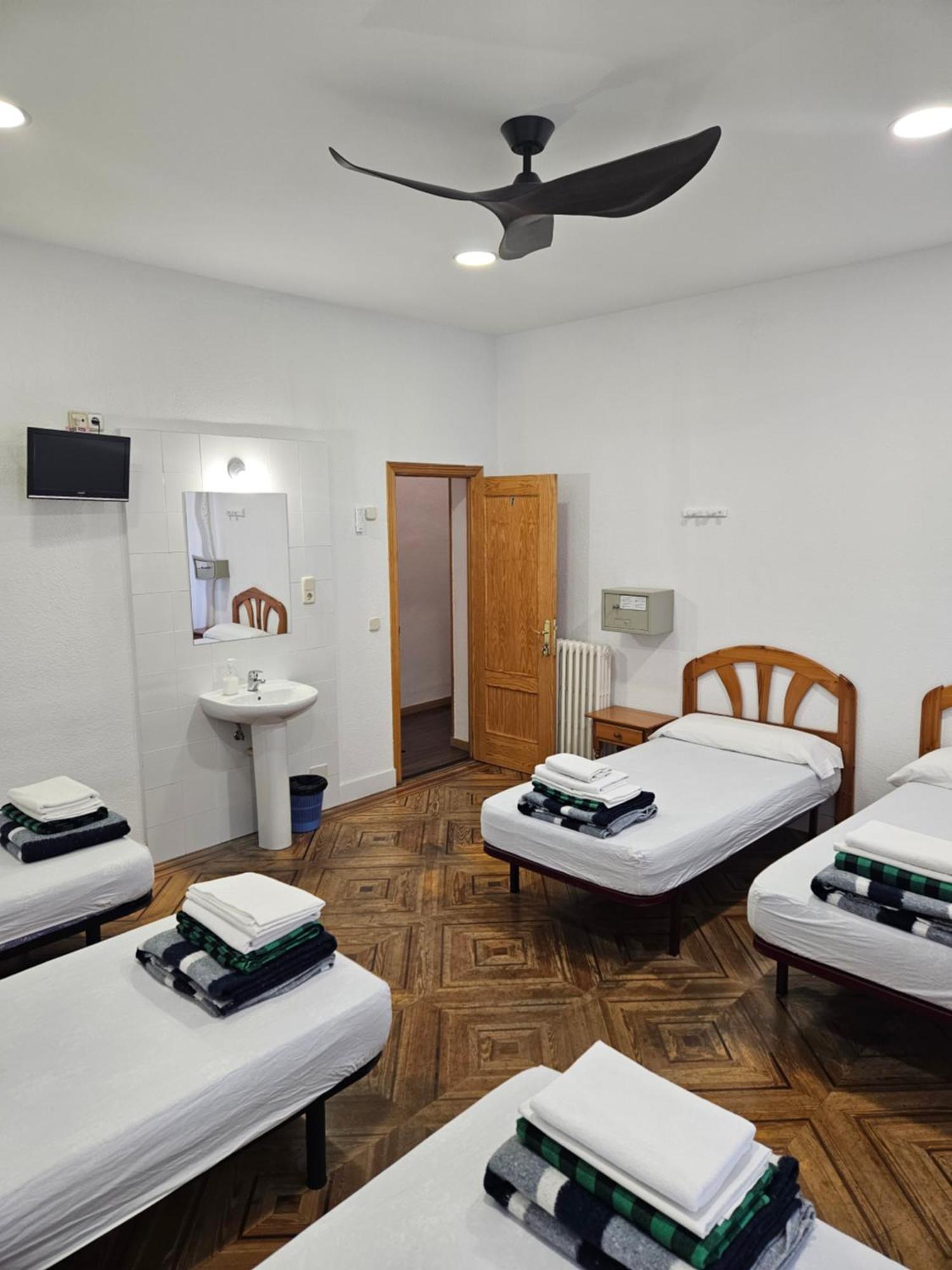 Hostal Miralva Madrid Extérieur photo